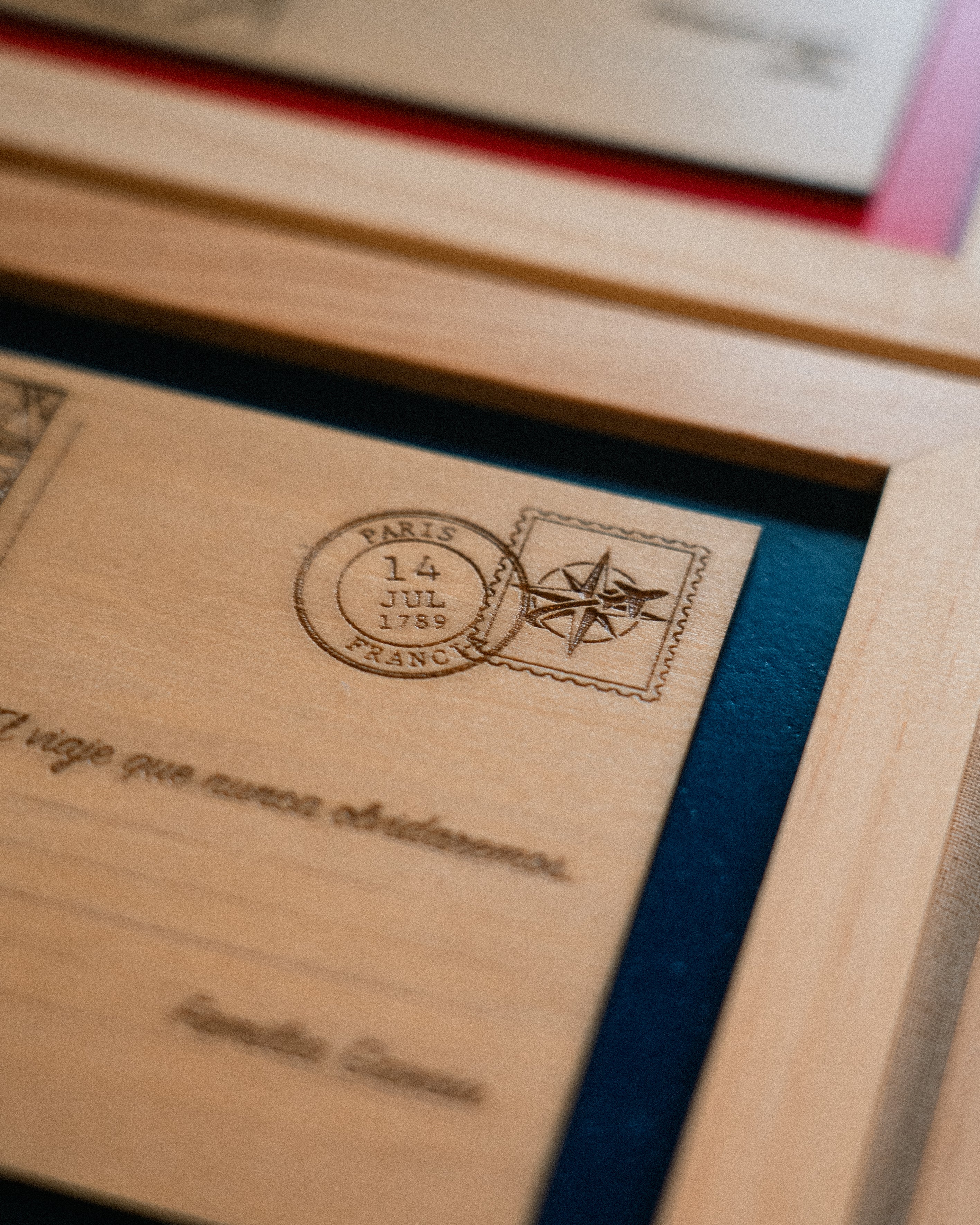 Postal de Madera Personalizada | Azul Marino