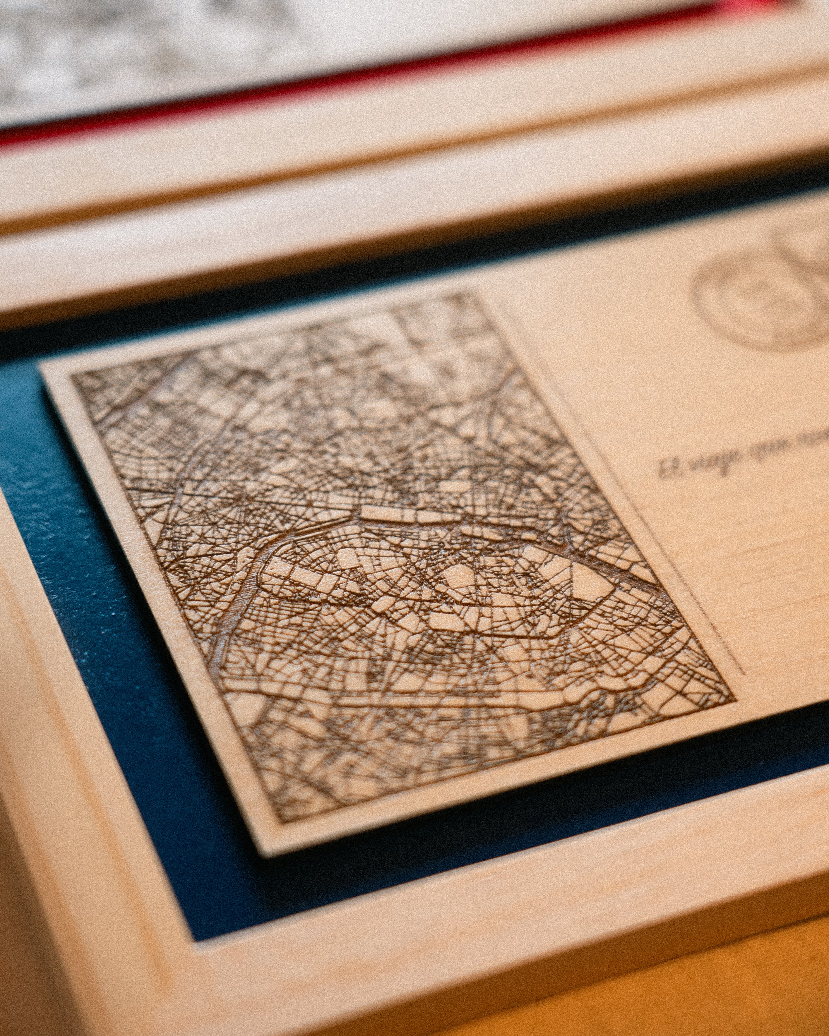 Postal de Madera Personalizada | Azul Marino