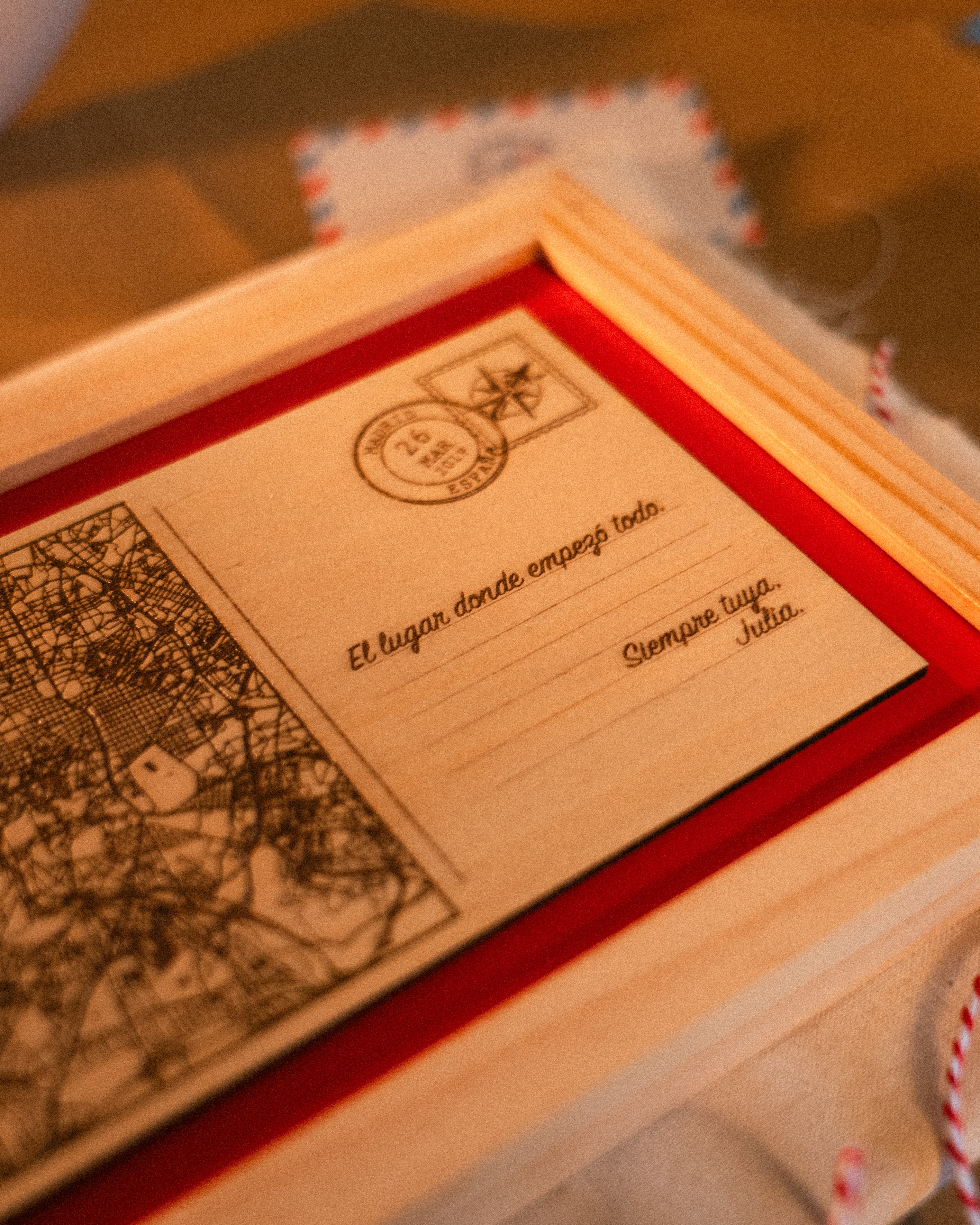 Postal de Madera Personalizada | Rojo